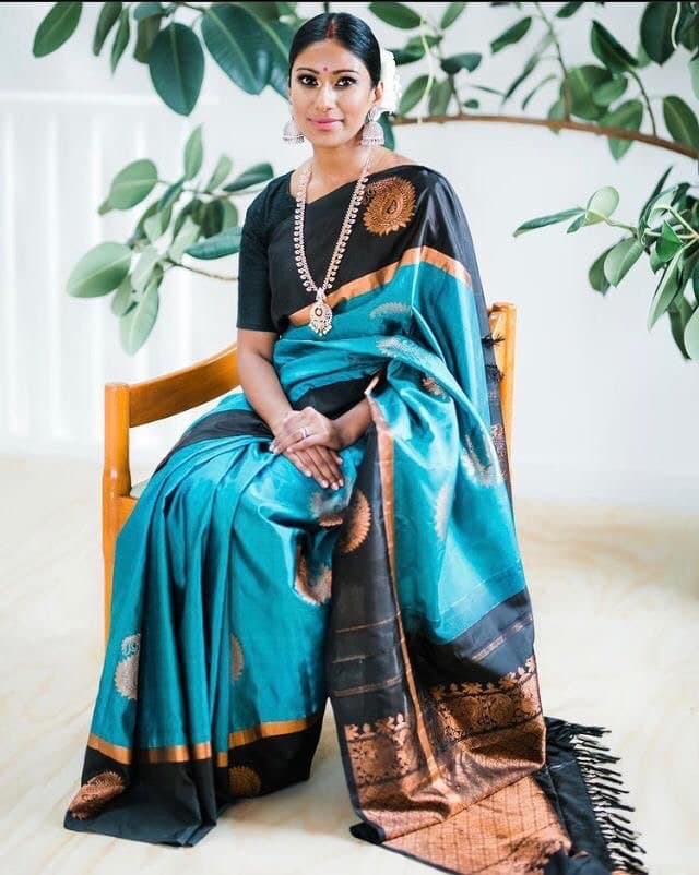 Royal blue bridal sari bengali wedding | Bengali bride, Bride, Blue bridal