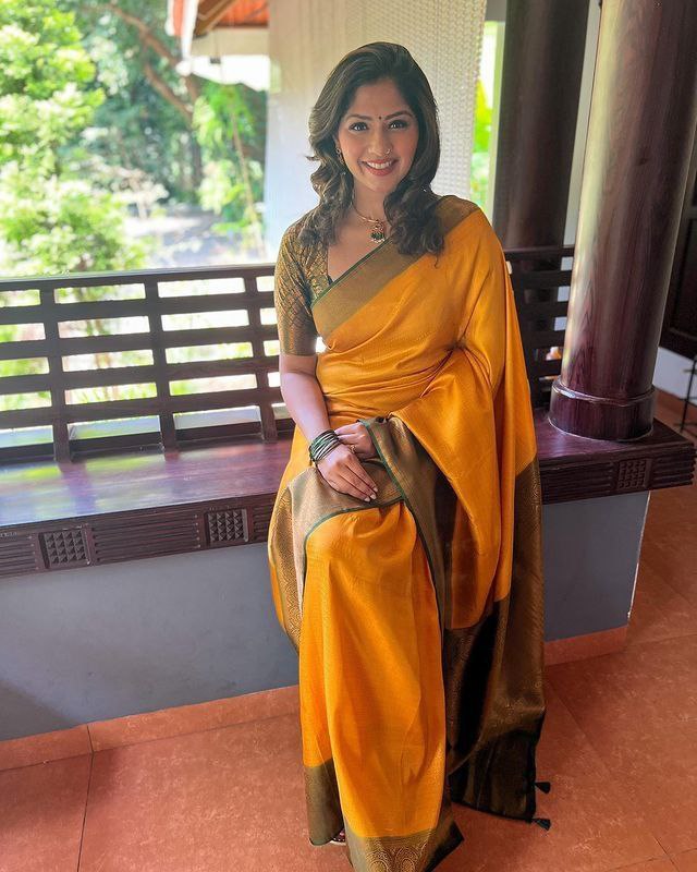 Smart Yellow Banarasi Silk Saree With Fairytale Blouse Piece –  LajreeDesigner
